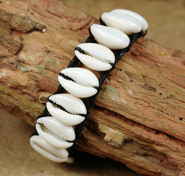 Schönes Afrika Armband mit 11 Kauri Muscheln